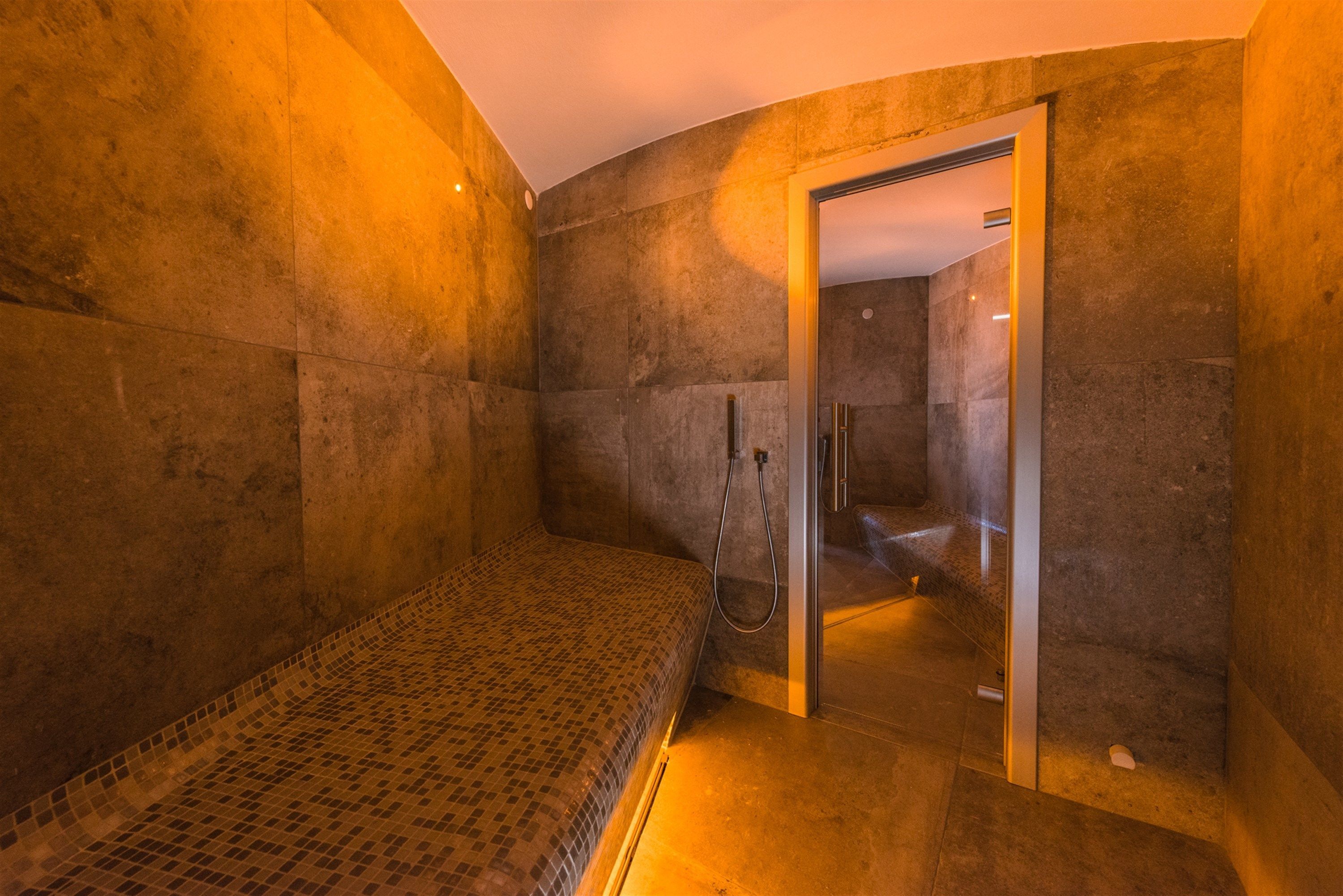 couples treatment room(s), sauna, hot tub, turkish bath/hammam
