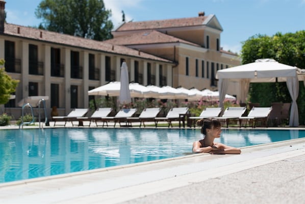 Seasonal outdoor pool, sun loungers