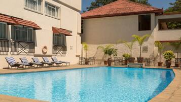 حمّام سباحة خارجي