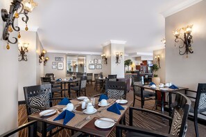 2 restaurantes; se sirven desayunos, almuerzos, cenas y brunches