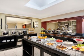 2 restaurantes, se sirve desayuno 