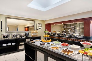 2 restaurantes; se sirven desayunos 