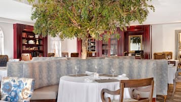 2 restaurantes: opção de café da manhã, almoço e jantar