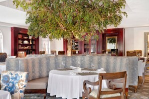 2 restaurantes: opção de café da manhã, almoço e jantar