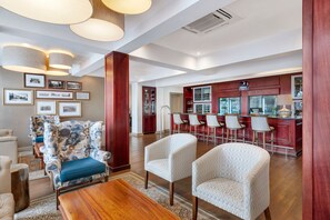 2 Bars/Lounges