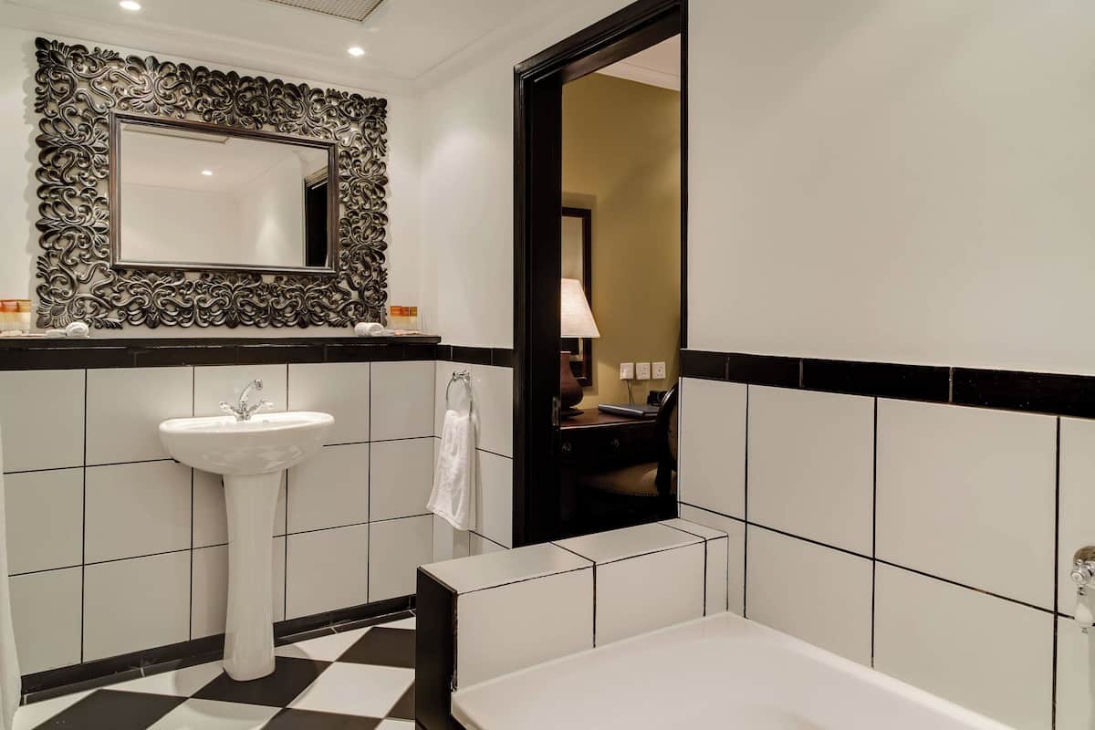separate bathtub and shower, rainfall showerhead, free toiletries
