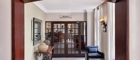 2 restaurants, breakfast served