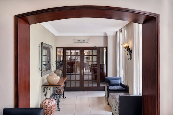 2 restaurantes, se sirve desayuno 