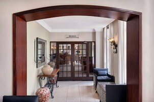 2 restaurantes; se sirven desayunos 