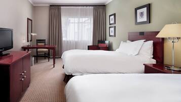 ميني بار وخزنة داخل الغرفة ومكتب ومساحة عمل للكمبيوتر المحمول