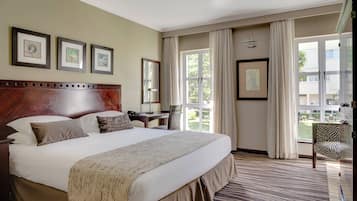 ميني بار وخزنة داخل الغرفة ومكتب ومساحة عمل للكمبيوتر المحمول