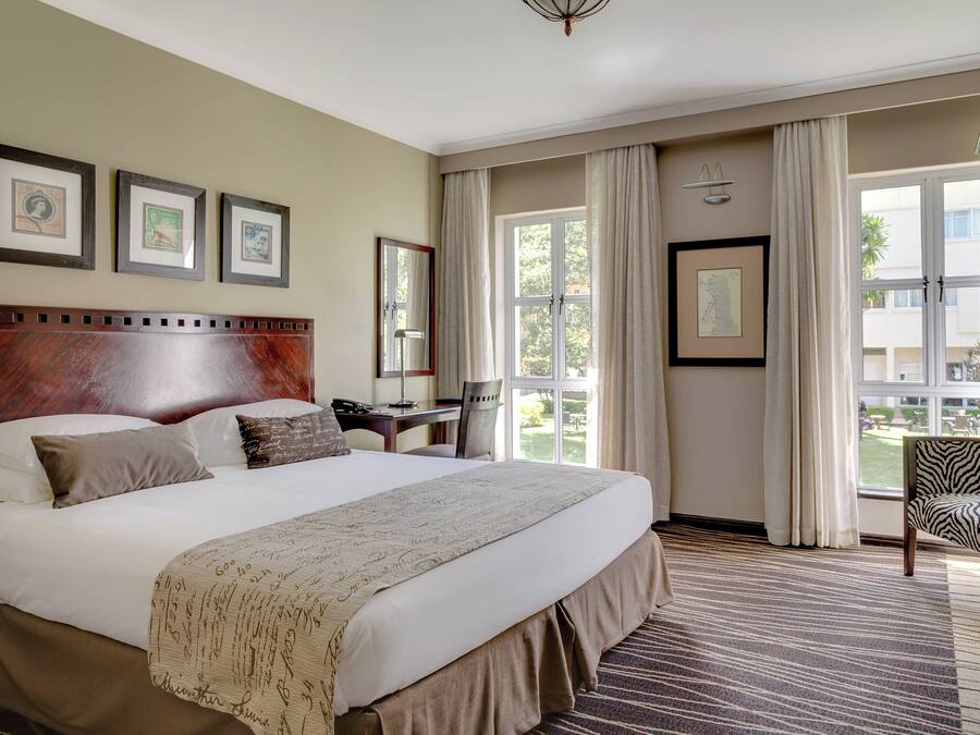 Room, 1 King Bed | Minibar, in-room safe, desk, laptop workspace