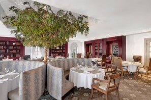 2 restaurantes; se sirven desayunos, almuerzos, cenas y brunches