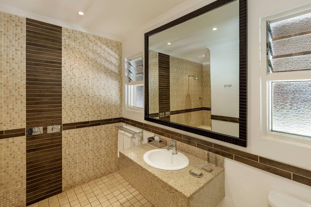 room, 1 king bed | bathroom | separate bathtub and shower, free toiletries, hair dryer, towels