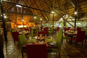 Petit déjeuner, déjeuner et dîner servis sur place