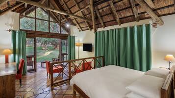 Chalet, 1 letto king | Copriletto in piuma, minibar, una cassaforte in camera, una scrivania