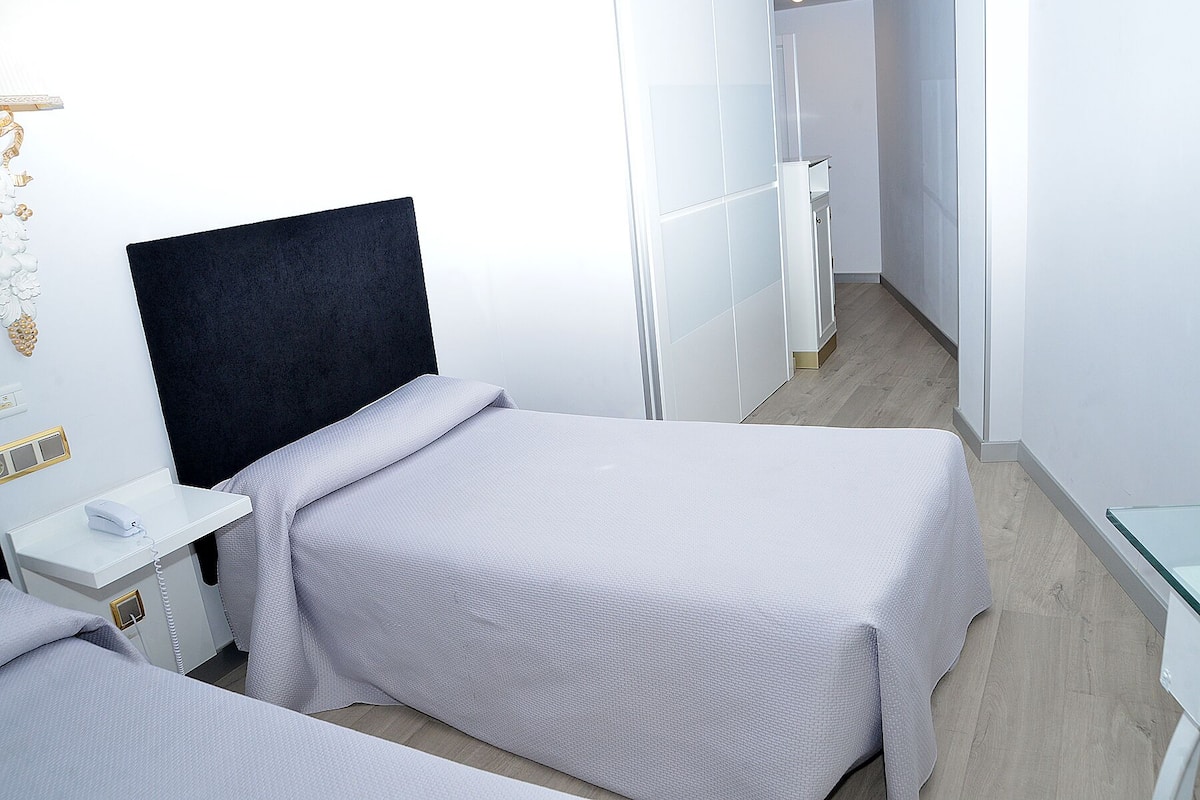 Minibar, caja de seguridad en la habitación y escritorio
