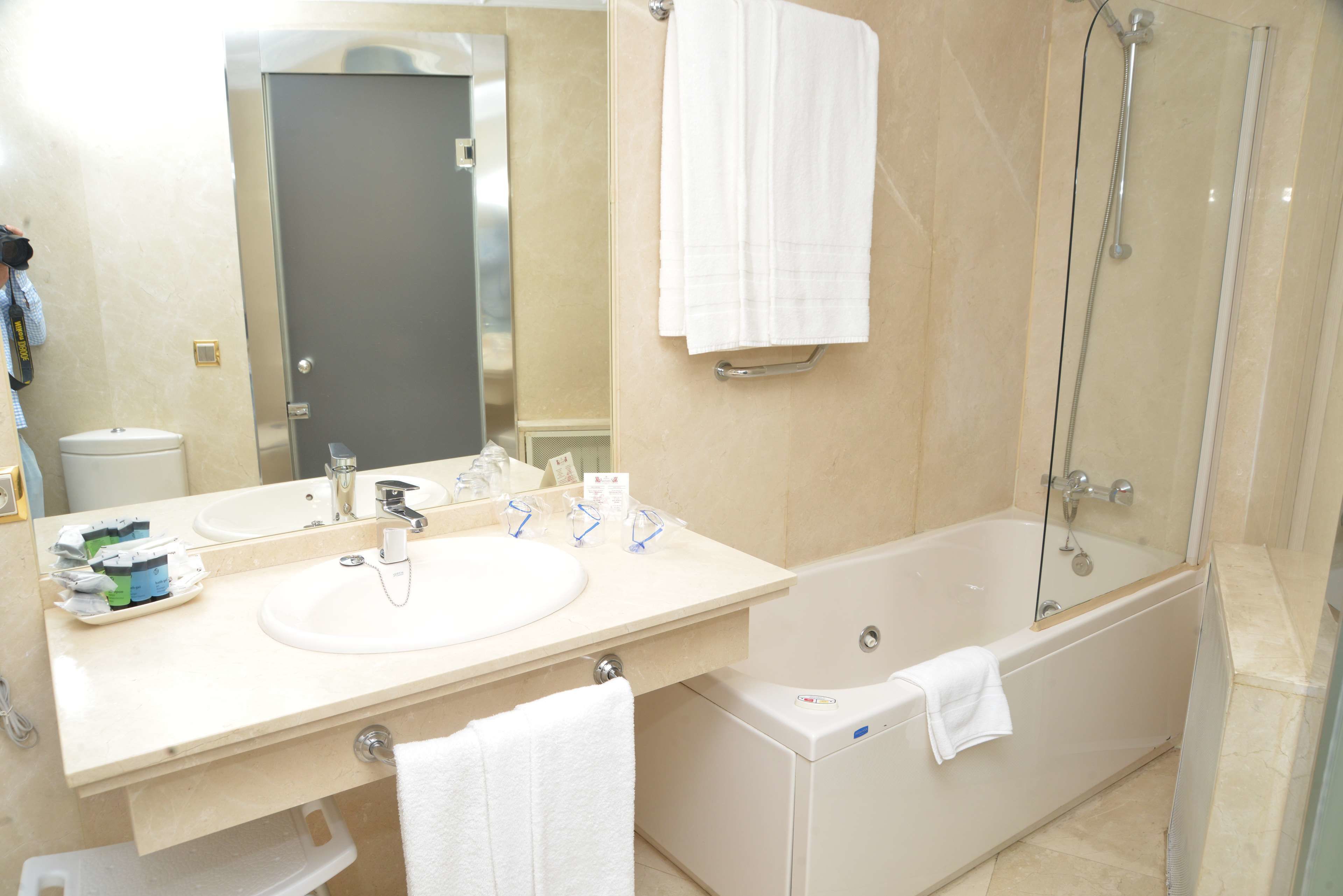 double room | bathroom | free toiletries, hair dryer, bidet, towels