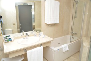 Kamar Double | Kamar mandi | Perlengkapan mandi gratis, pengering rambut, kloset, dan handuk