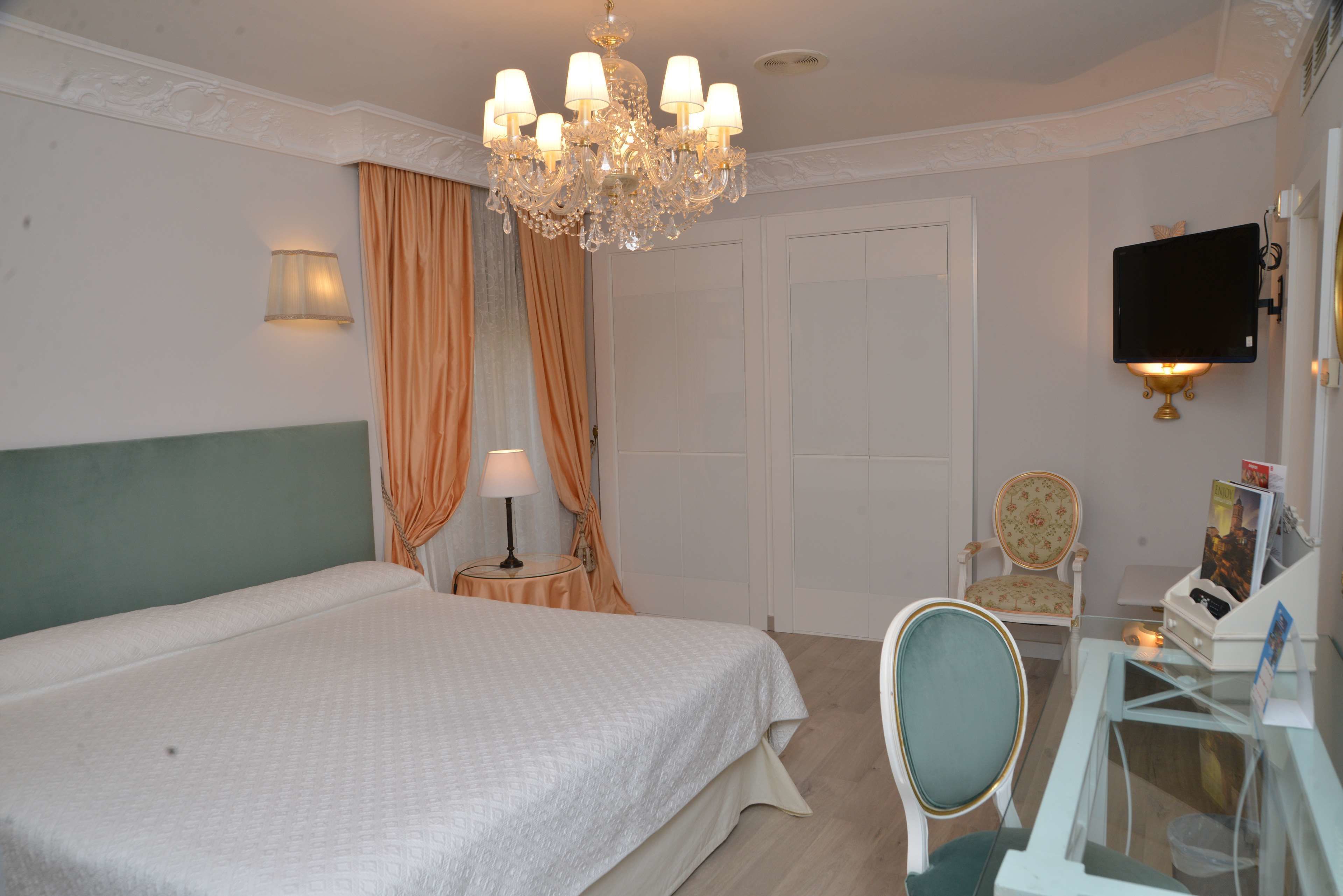 minibar, in-room safe, desk, laptop workspace