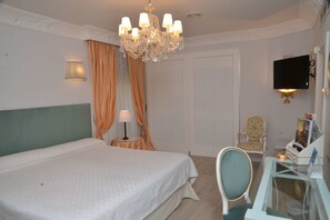 Frigobar, cofres nos quartos, escrivaninha