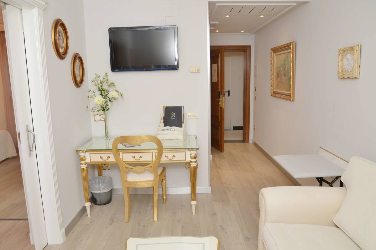 minibar, in-room safe, desk, laptop workspace