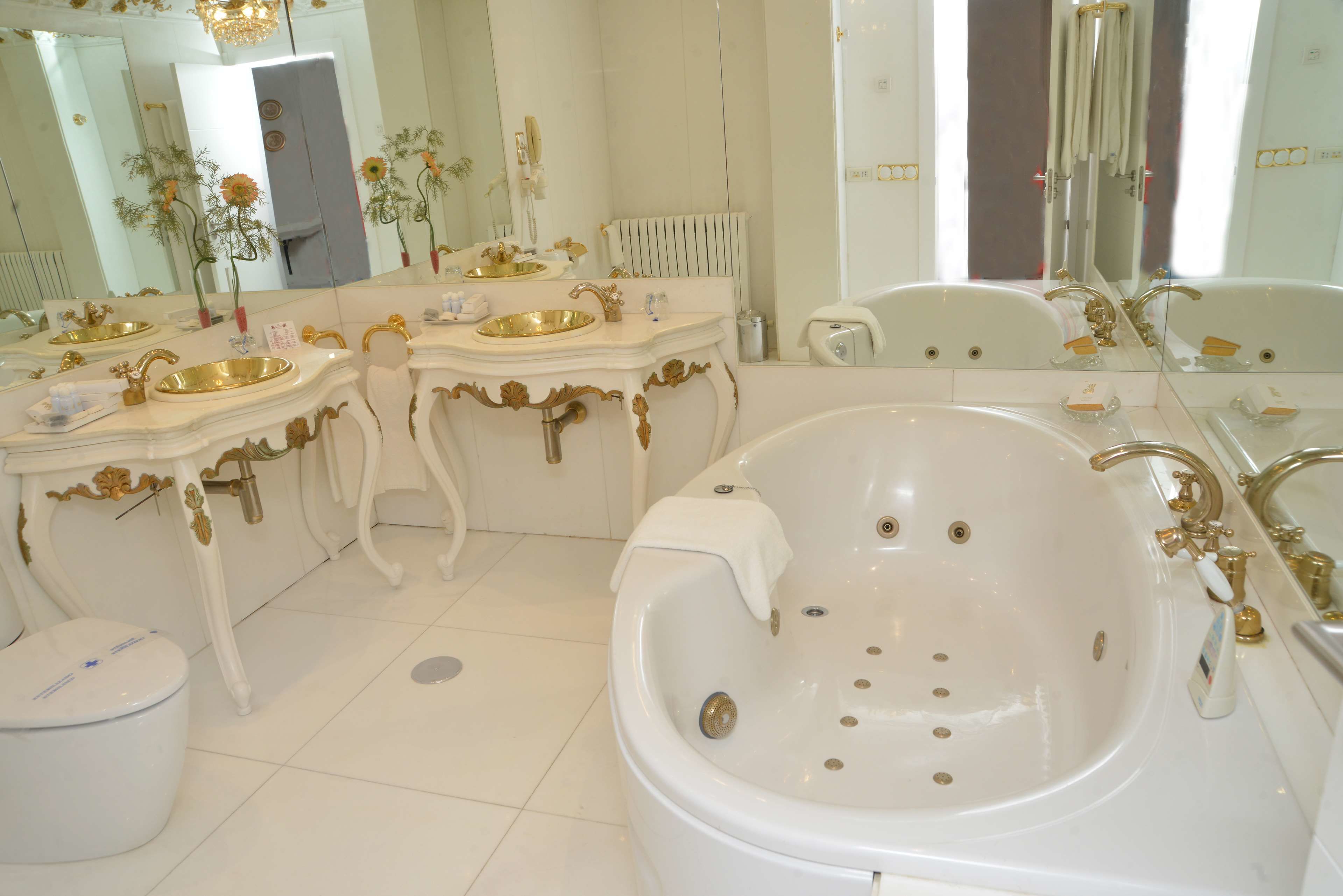 minibar, in-room safe, desk, laptop workspace