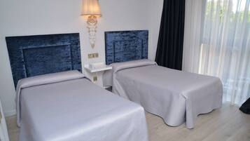 Minibar, caja de seguridad en la habitación y escritorio