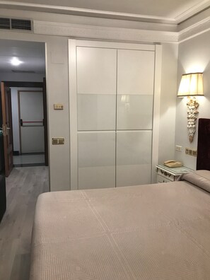 Quarto casal | Frigobar, cofres nos quartos, escrivaninha