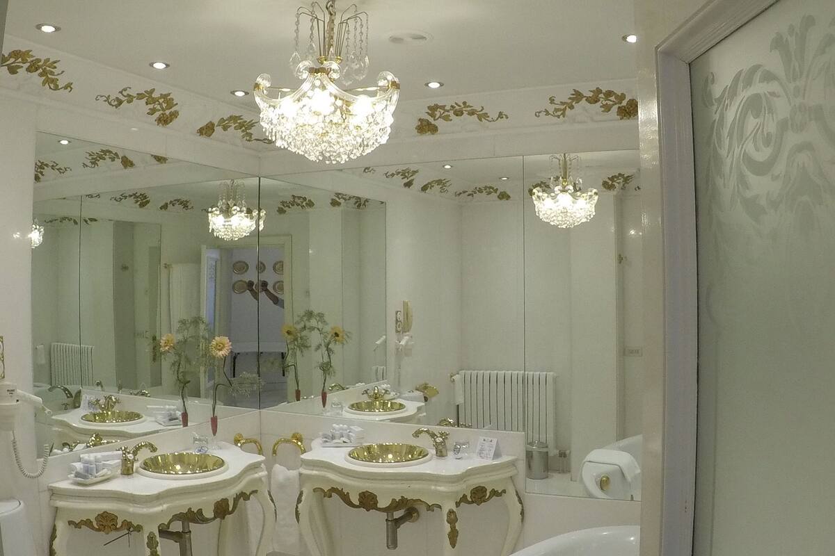 double room | minibar, in-room safe, desk, laptop workspace