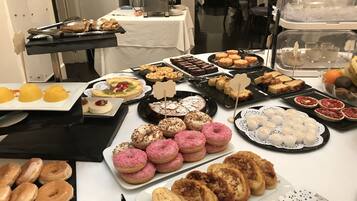 Desayuno buffet los fines de semana (EUR 12 por persona)