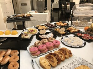Café da manhã com buffet mediante uma taxa nos fins de semana