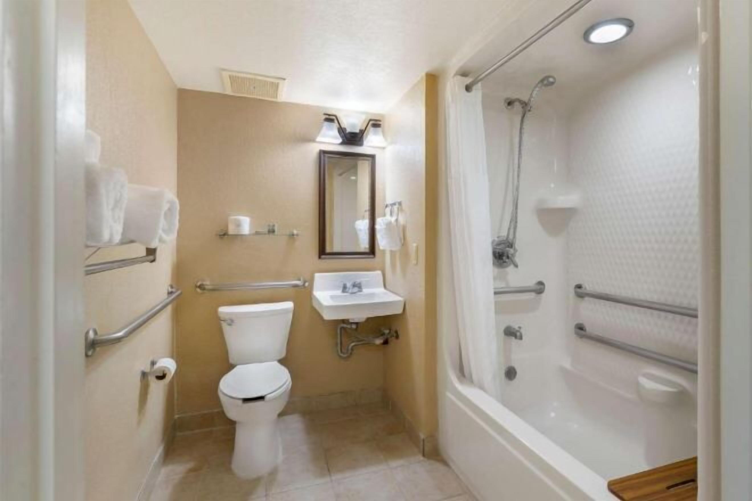 Badkamer | Gratis toiletartikelen, een haardroger, handdoeken