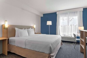 Camera, 1 letto king, accessibile ai disabili, vasca da bagno (Hearing) | Una scrivania, postazione laptop, tende oscuranti, ferro/asse da stiro