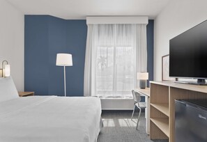 Kamer, 1 queensize bed, toegankelijk voor mindervaliden (Roll-In Shower) | Een bureau, een laptopwerkplek, verduisterende gordijnen