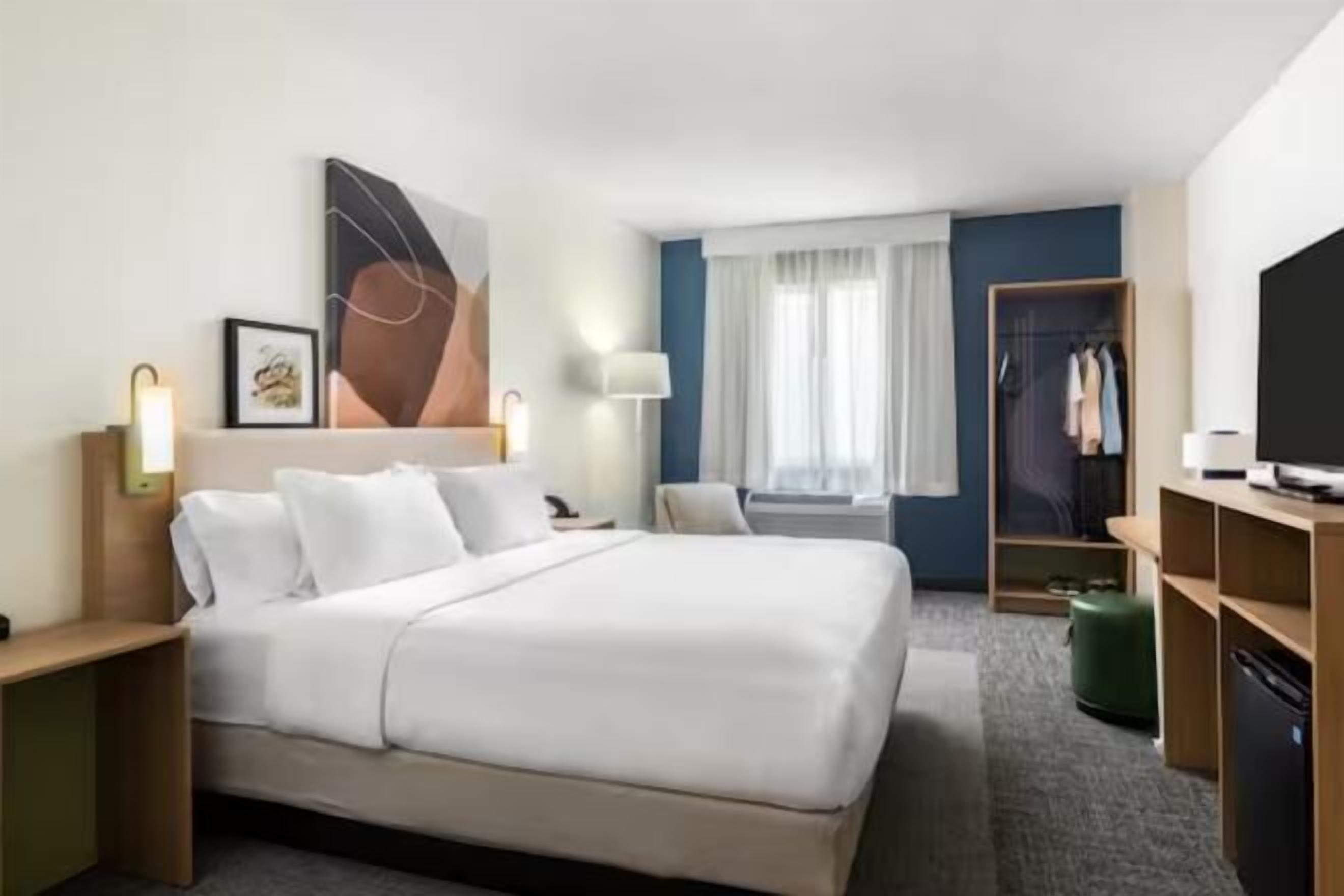 Een bureau, een laptopwerkplek, verduisterende gordijnen