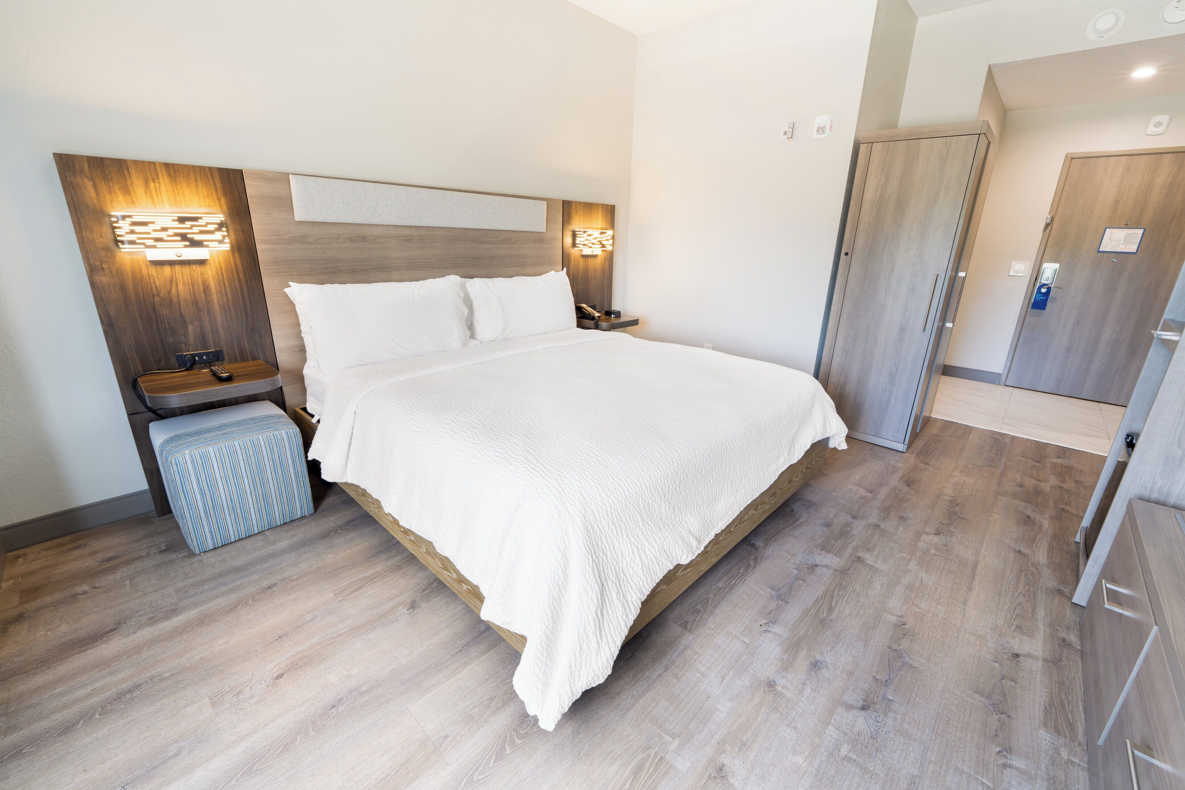 Quarto standard, 1 cama King, acessível (Mobility Accessible) | Cofres nos quartos, escrivaninha, cortinas blackout