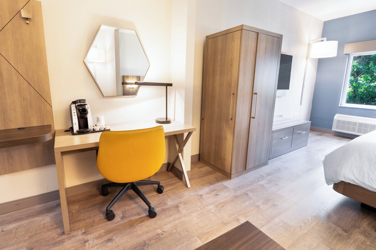 Suite, 1 King Bed | In-room safe, desk, blackout drapes, soundproofing