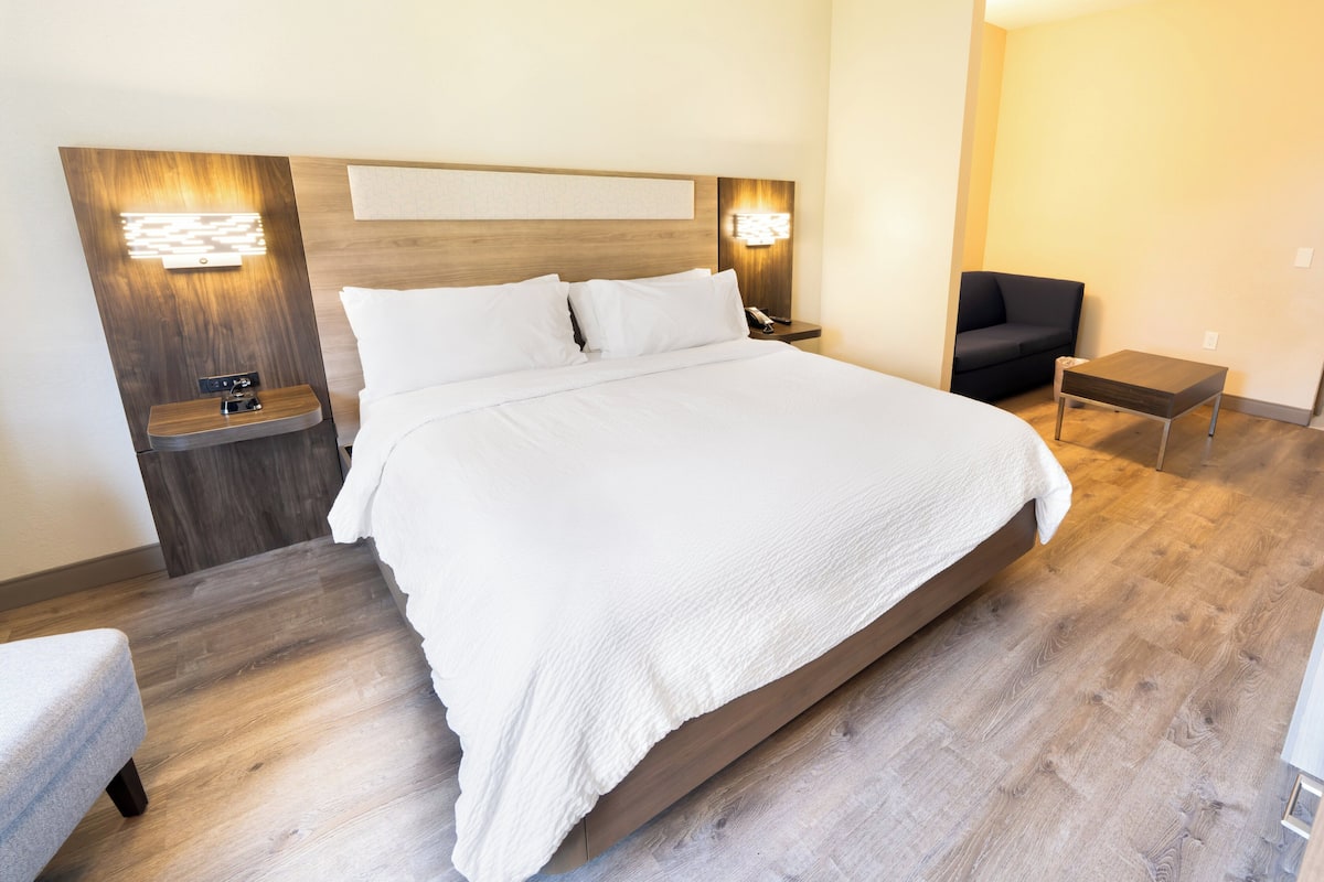 Suite, 1 cama King size | Caja de seguridad en la habitación, escritorio y cortinas blackout