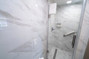 Kostenlose Toilettenartikel, Haartrockner, Handtücher