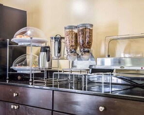Café da manhã completo grátis todos os dias