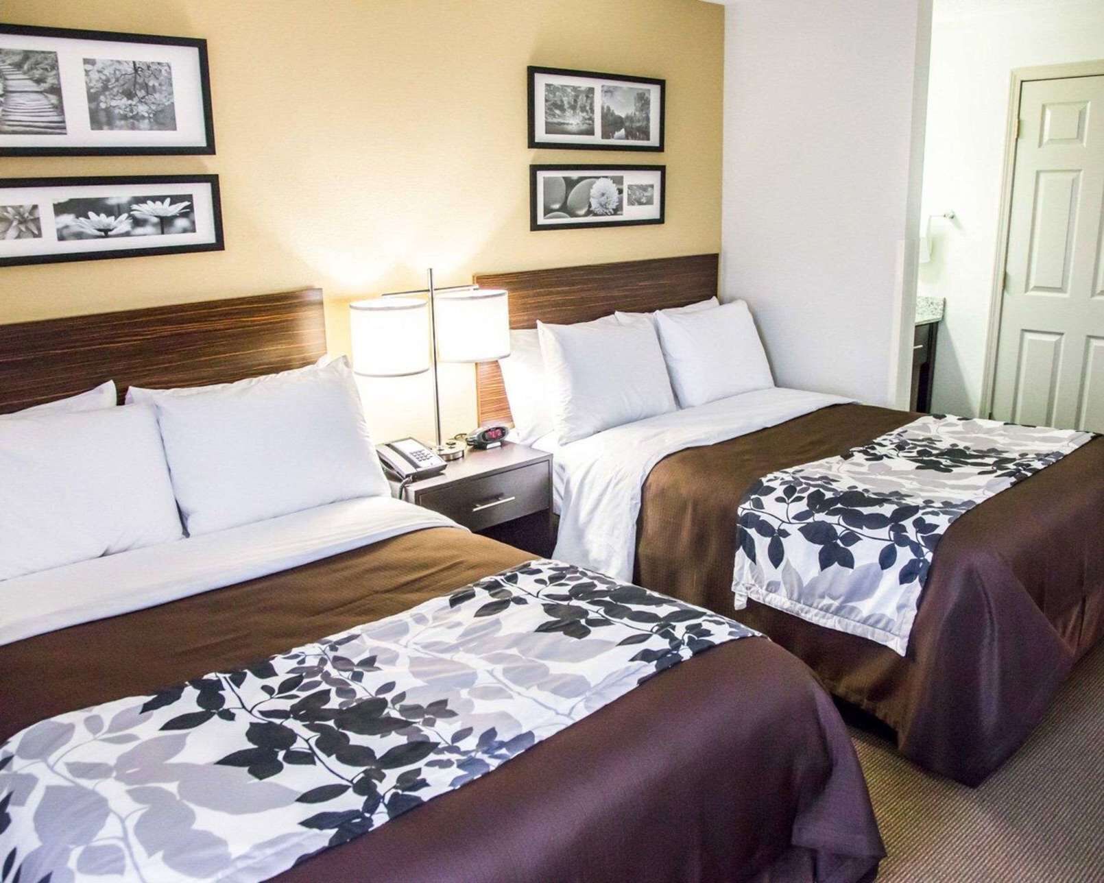 Roupas de cama premium, cofres nos quartos, escrivaninha