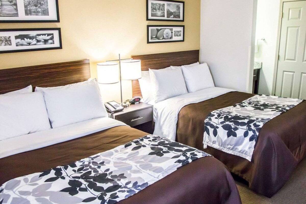 Ropa de cama de alta calidad y caja de seguridad en la habitación 