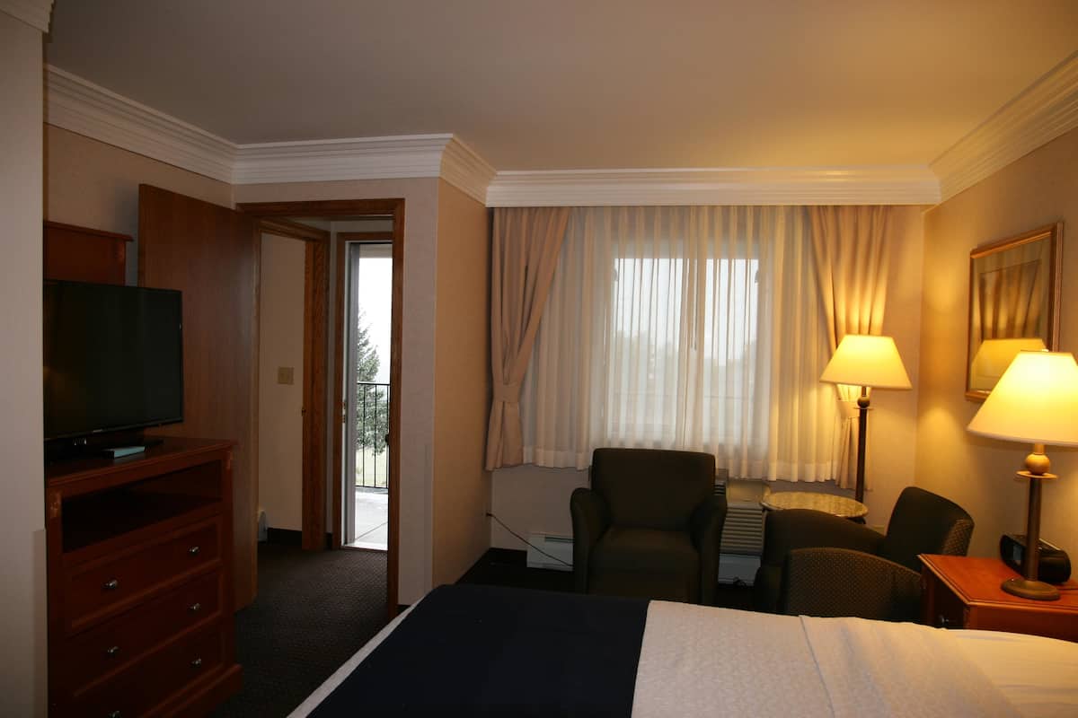 Suite, Multiple Beds, Balcony, Mountain View | Pillow-top beds, in-room safe, blackout curtains, soundproofing