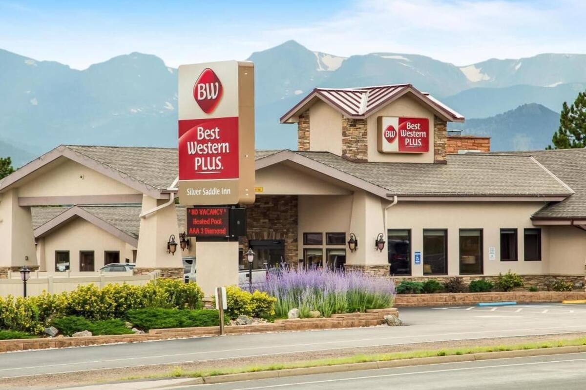 Un hôtel Best Western Plus, reconnaissable à son enseigne indiquant qu’il s’agit du Silver Saddle Inn.
