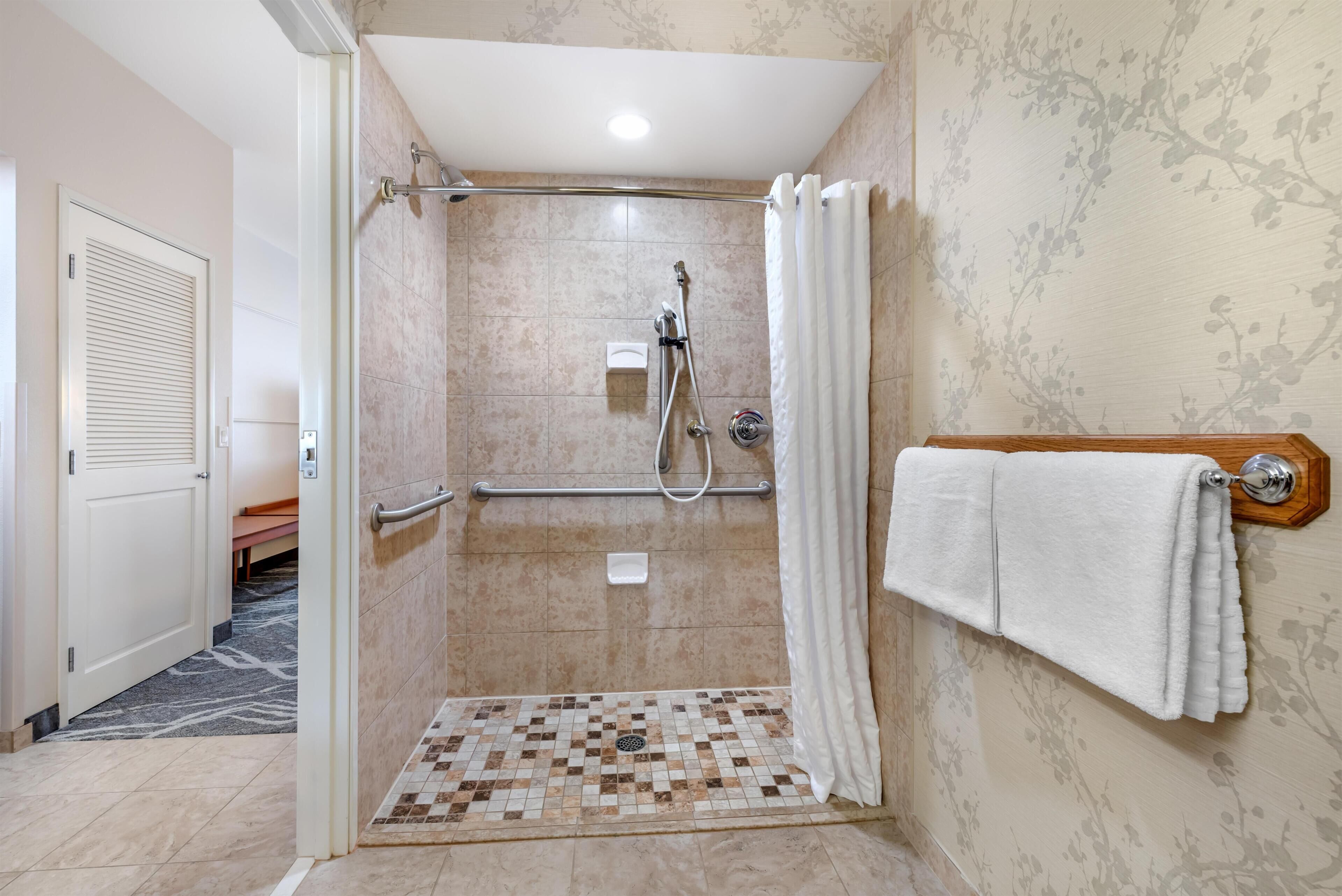 Standard Room, 2 Queen Beds, Accessible, Non Smoking | Bathroom