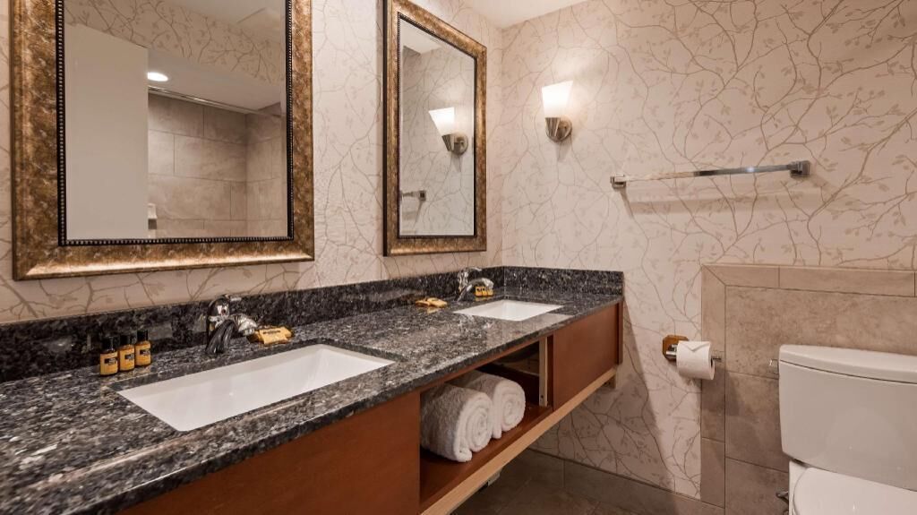 Baño | Tina con regadera, amenidades de baño gratuitas, secadora de cabello 