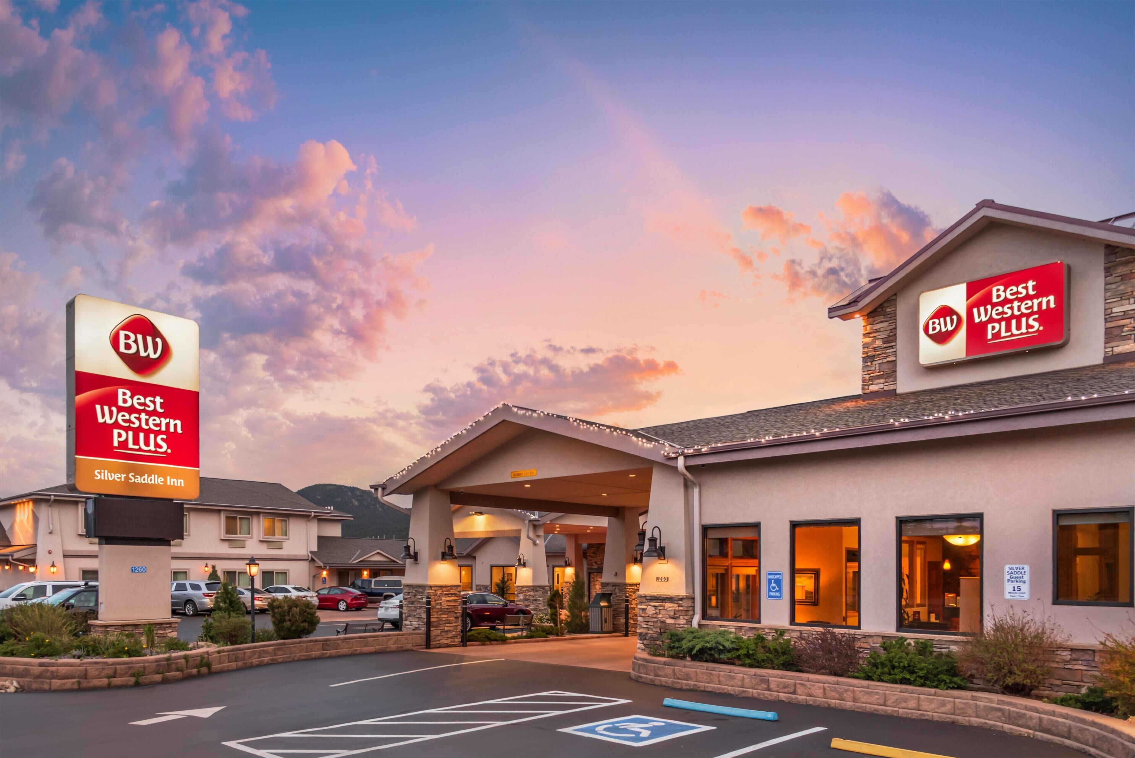 Un hotel Best Western Plus con estacionamiento, accesibilidad para discapacitados y un cartel que indica Silver Saddle Inn.