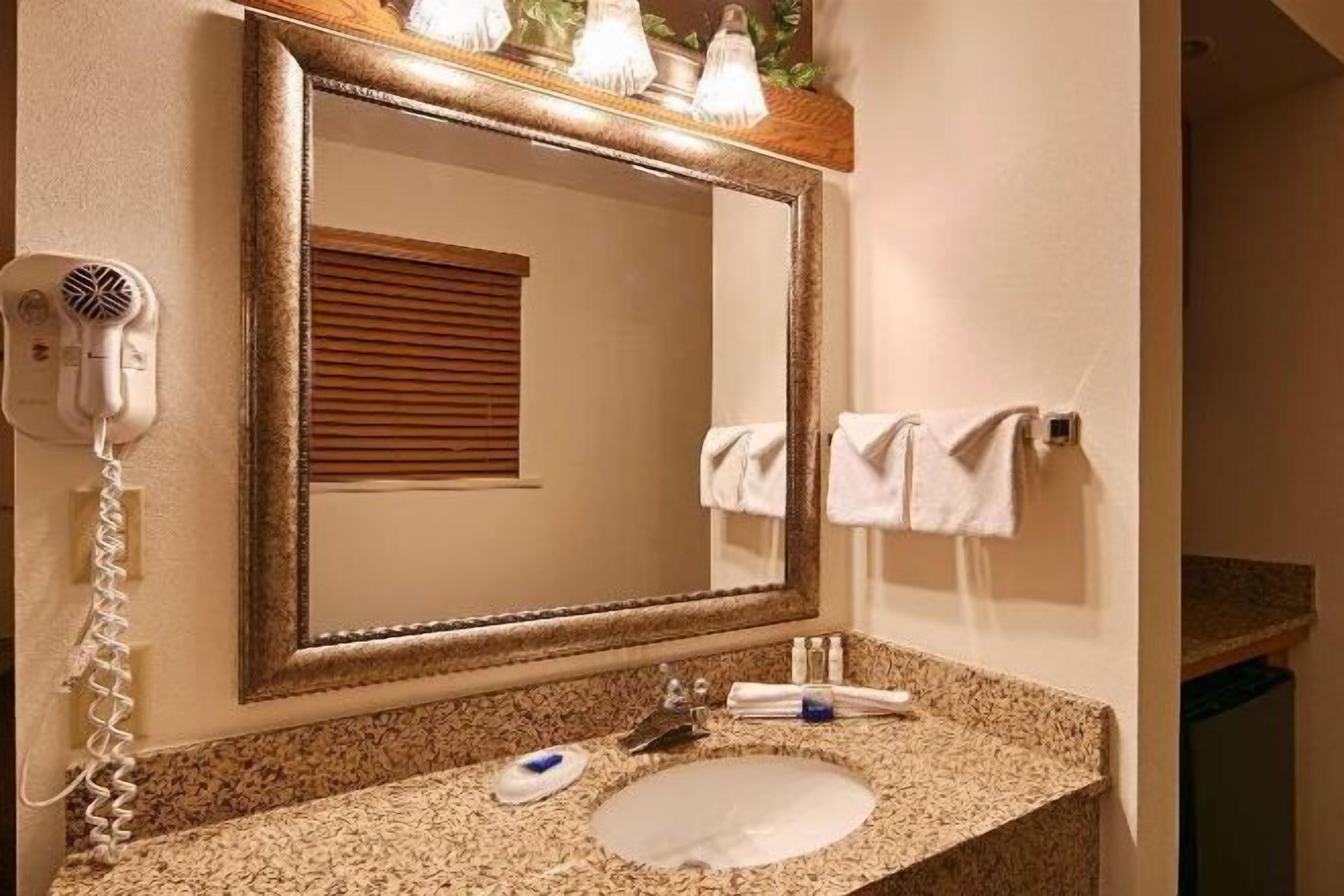 Bañera con ducha, artículos de tocador gratuitos, secador de pelo