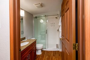 Combined shower/tub, free toiletries, hair dryer, towels
